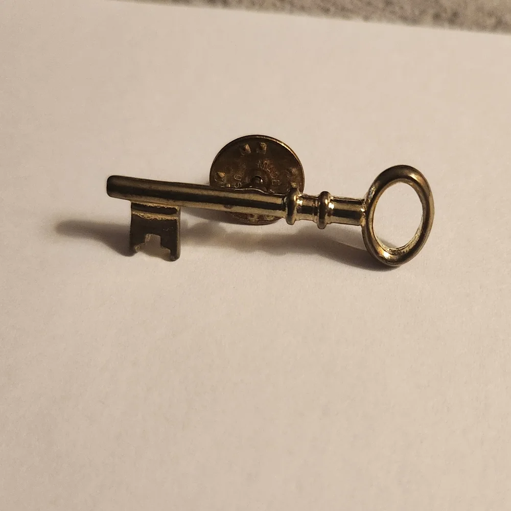 Vintage Skeleton Key Brooch Pin